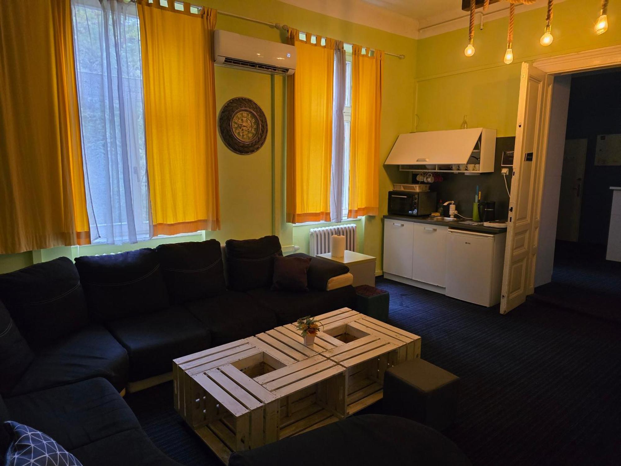 Spacious Tuzlaks Apartments Sarajevo Ferhadija Eksteriør billede